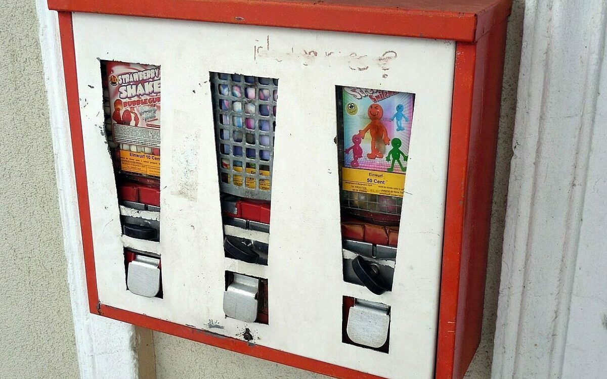 Kaugummiautomat haengt an einer wand Kaugummiautomat haengt an einer wand
